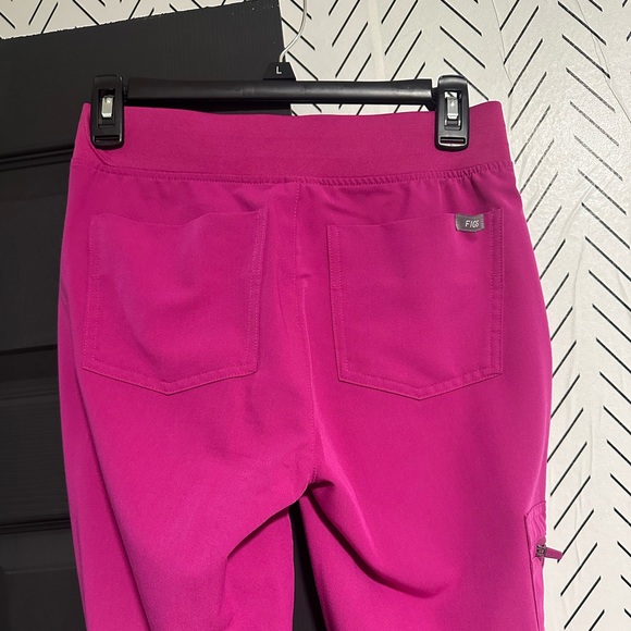 Figs Scrubs- Rasberry Sorbet XXS Top, XXS Tall Joggers - Picture 3 of 3